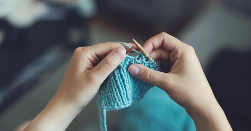Le retour du tailleur dans les bureaux : pourquoi il séduit à nouveau